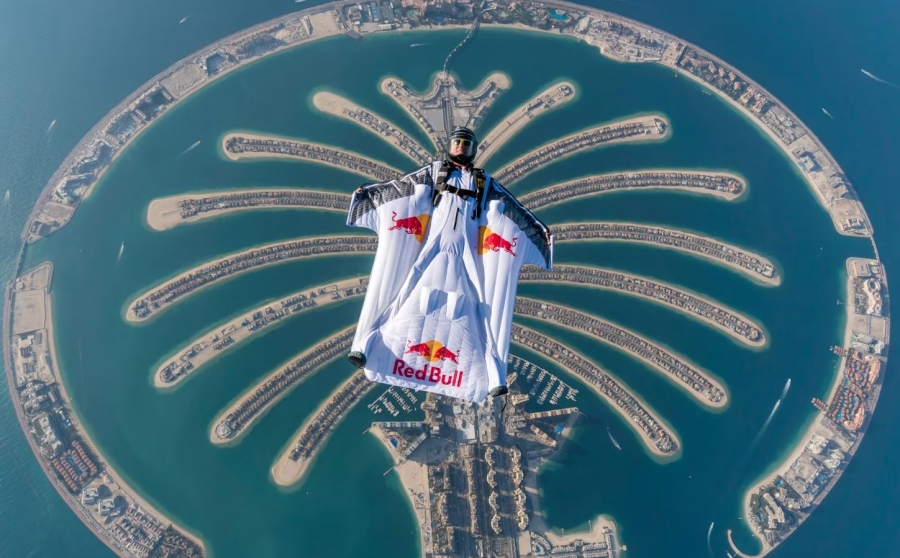 El saltador ubetense, sobre la isla artificial Palma Jumeirah, en Dubai