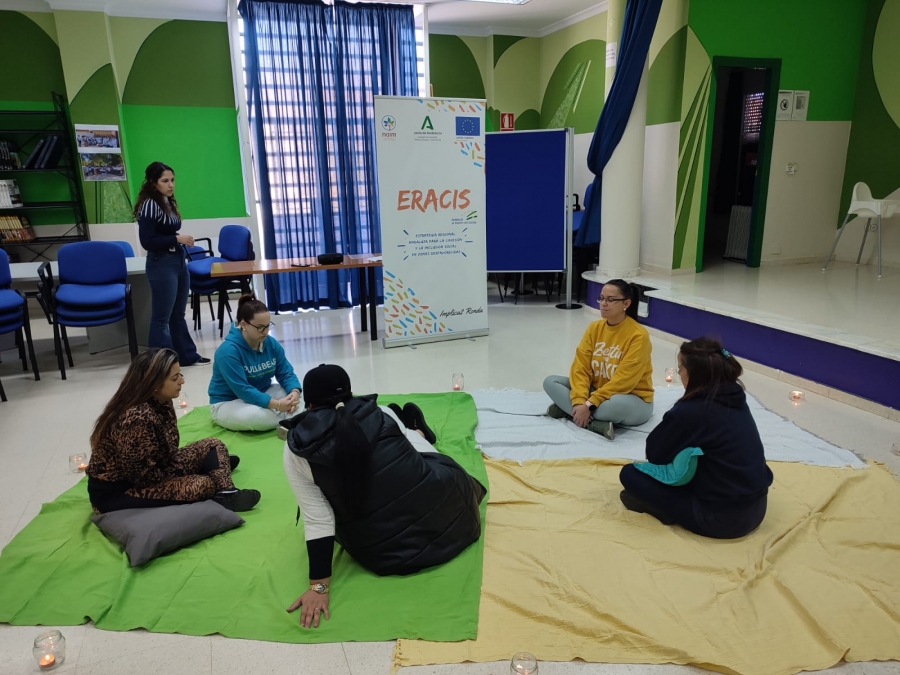 Un grupo de usuarias participan en un taller de emociones en el centro cívico de La Dehesa