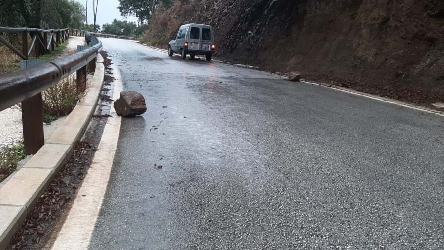 Piedras en la carretera MA-8301 (Jubrique) a causa de las precipitaciones