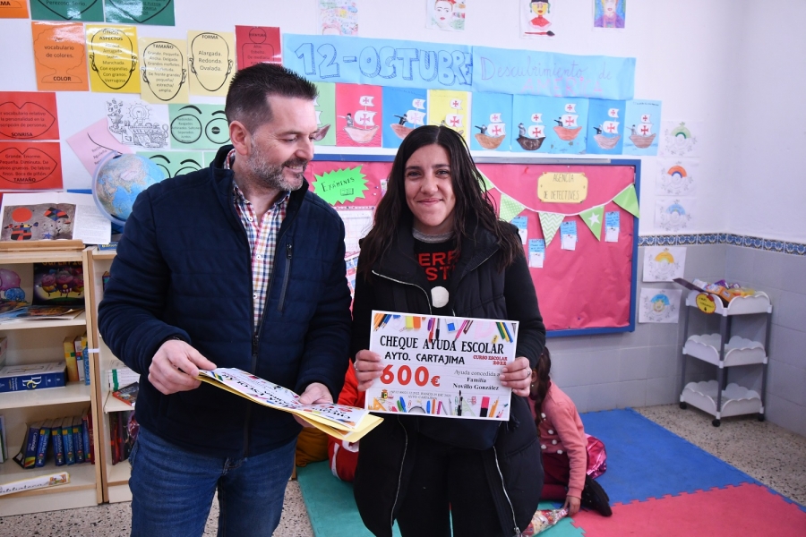 Se han entregado cheques de 600 euros a todas las familias con hijos matriculados en el colegio del pueblo