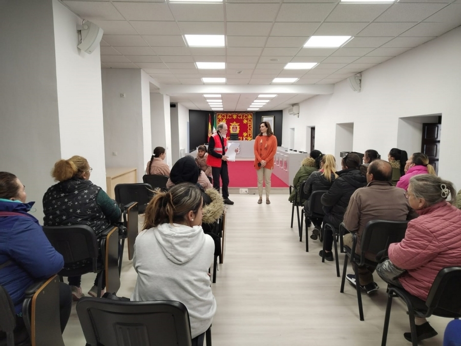Las ayudas, entregadas por Cruz Roja, están incluidas en el programa Reacciona