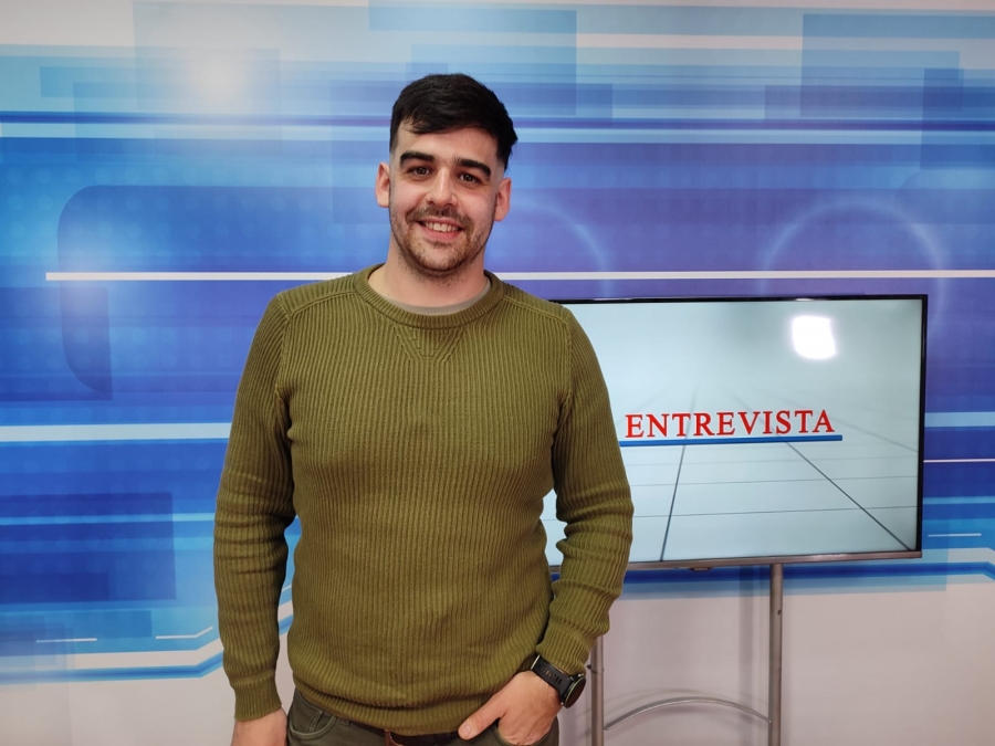 El joven empresario en el plató de Charry TV