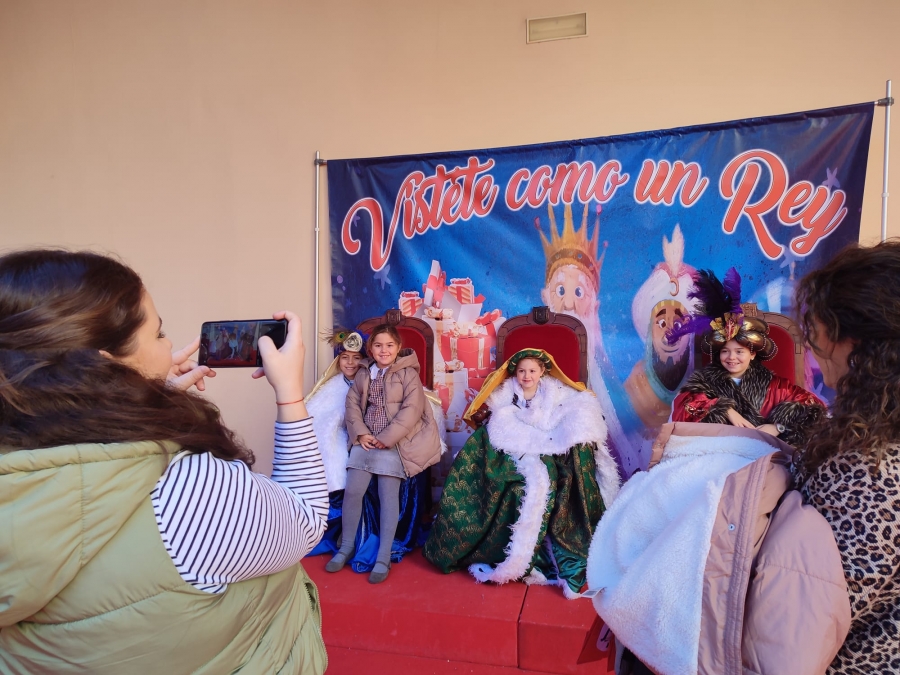 Una madre fotografía a un grupo de pequeñas disfrazadas de Melchor, Gaspar y Baltasar.