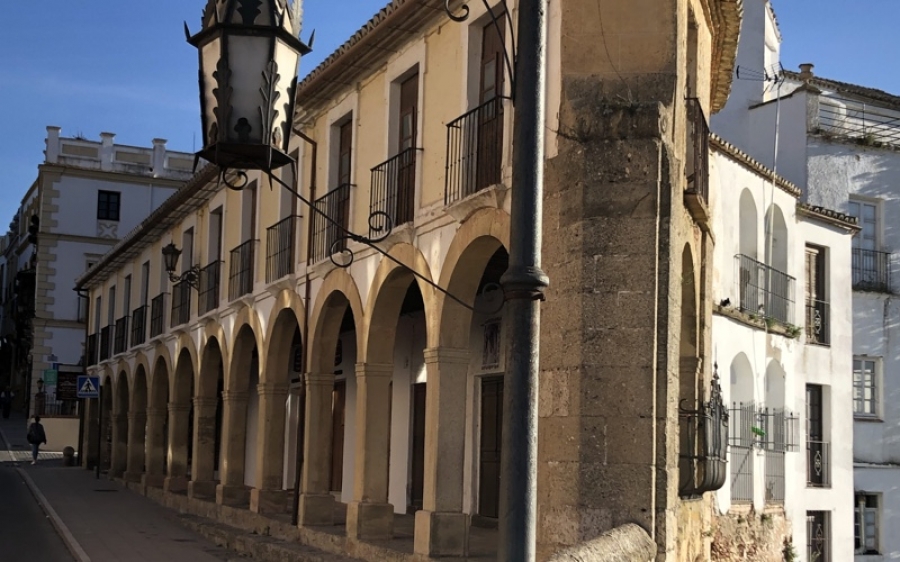 Calle Armiñán, una de las arterias principales del casco antiguo de la ciudad.