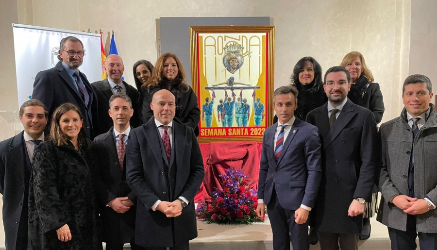 La Junta de Gobierno de la Agrupación de Hermandades y Cofradías junto al cartel de la Semana Santa de 2023