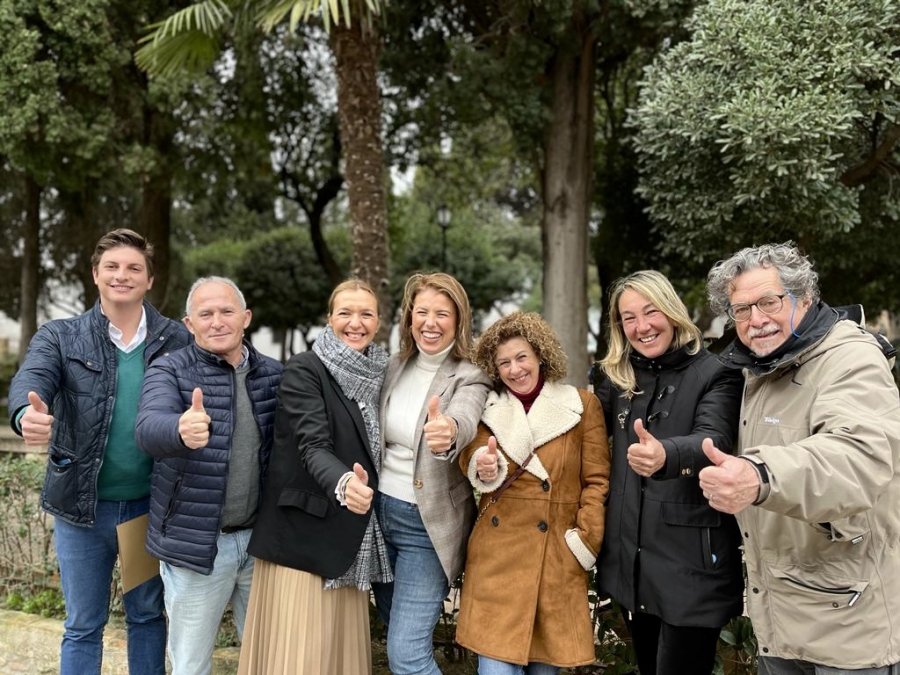 La rondeña Virginia Jiménez, en el centro de la imagen, junto a otros miembros del partido.