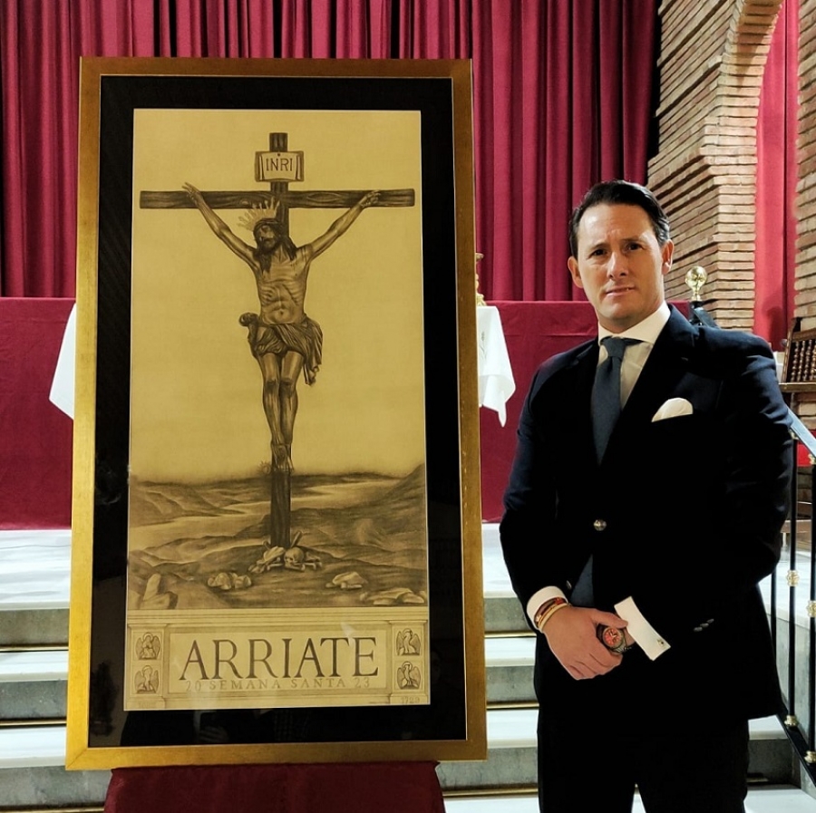 El autor posa con su obra en la presentación