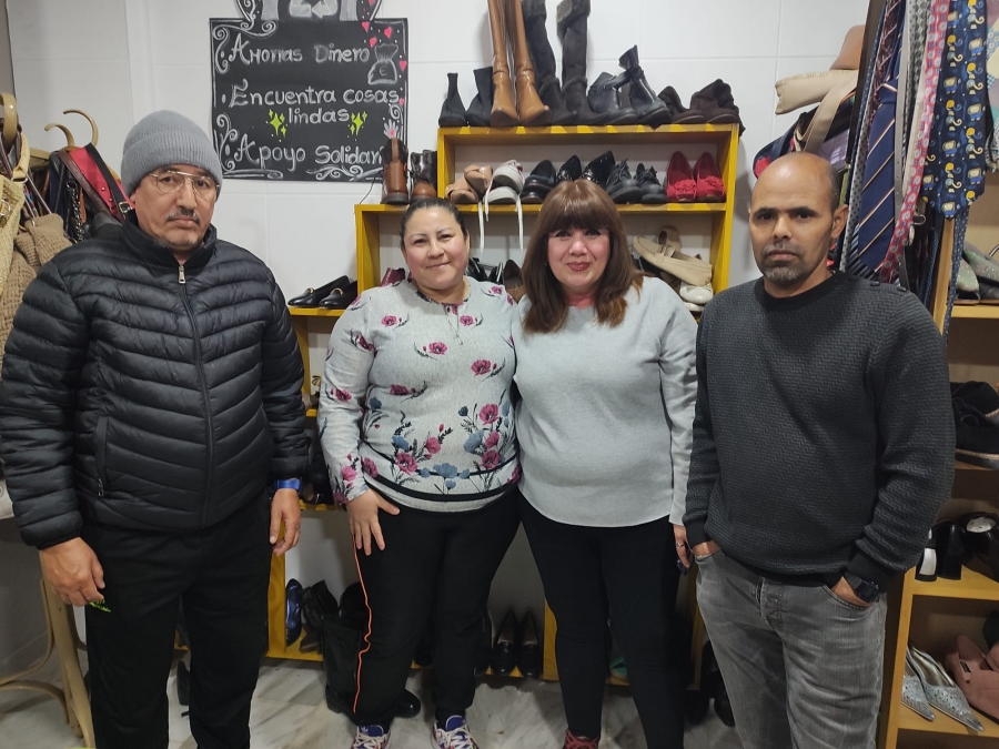 Brahim, Sandra, Beatríz y Selma en la tienda de Low Cost, ubicada en calle Jerez.