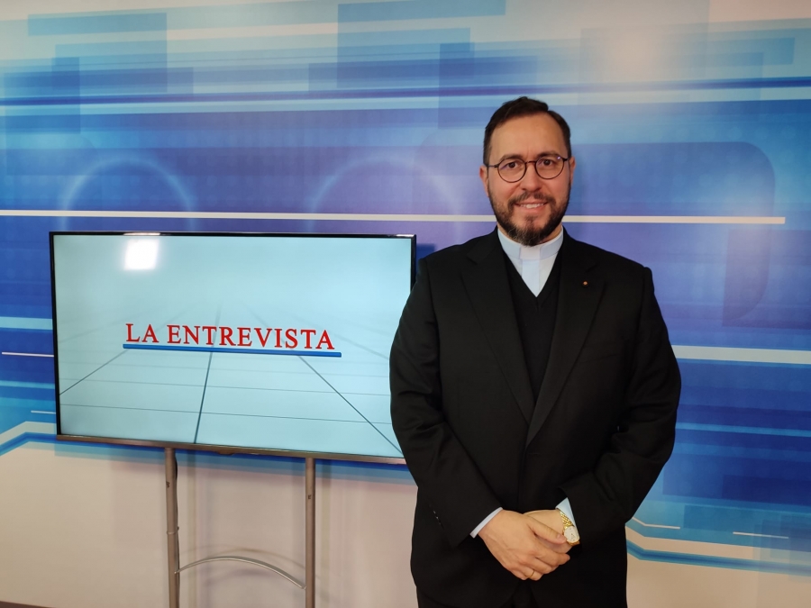 Don Salvador en el plató de Charry TV.