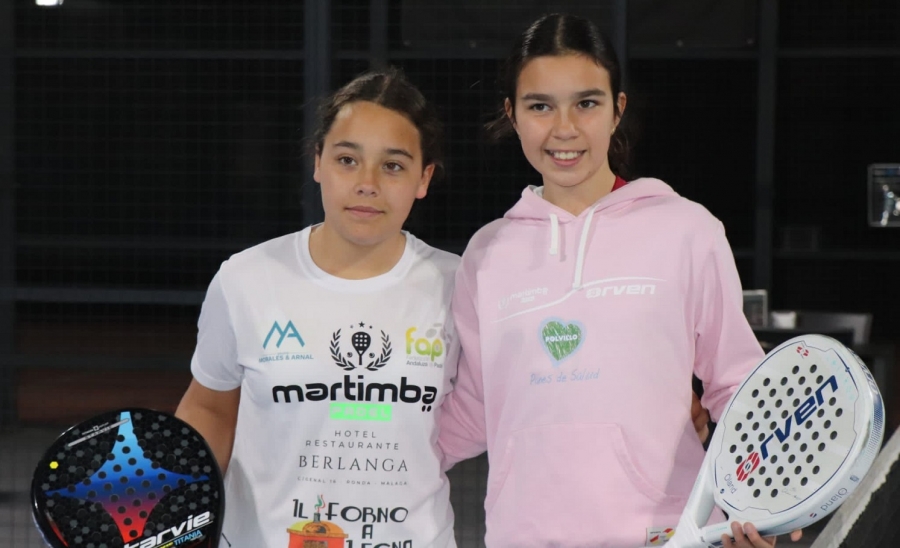 Yaiza Martín, junto a su compañera Fabiola Polvillo