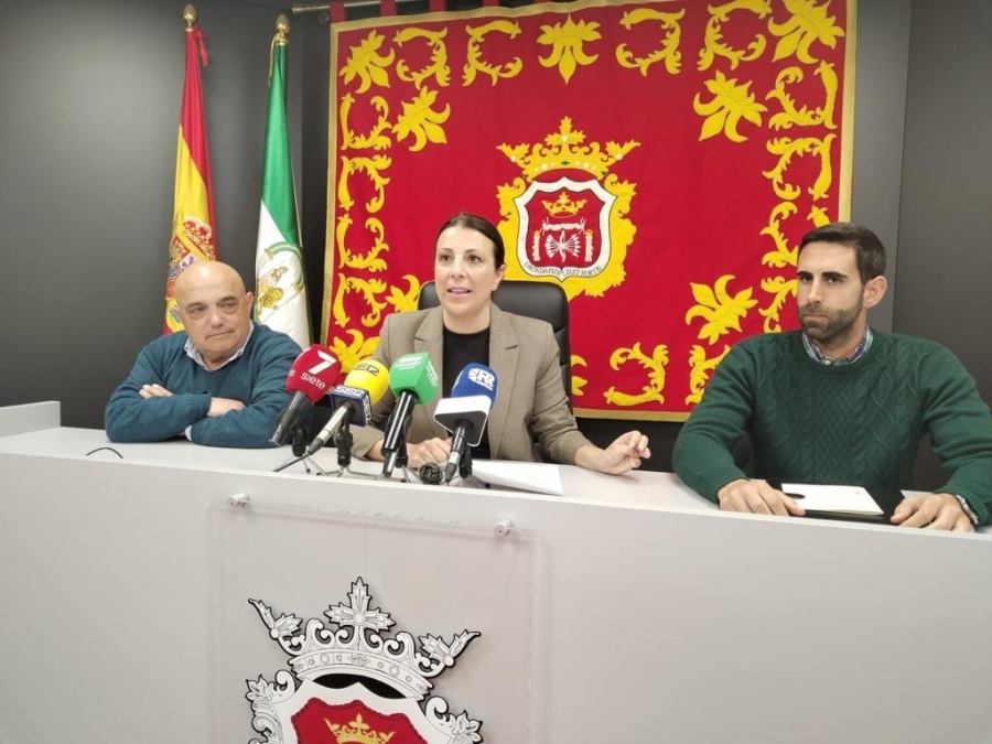 Por la izquierda, Jesús Vázquez, edil de Urbanismo; la alcaldesa, María de la Paz Fernández; y Pablo Bravo, jefe de Aqualia en Ronda.