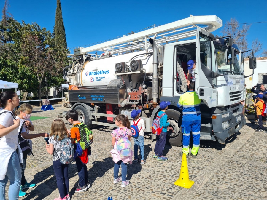 Alumnos visitando un camión de saneamiento de Aqualia.
