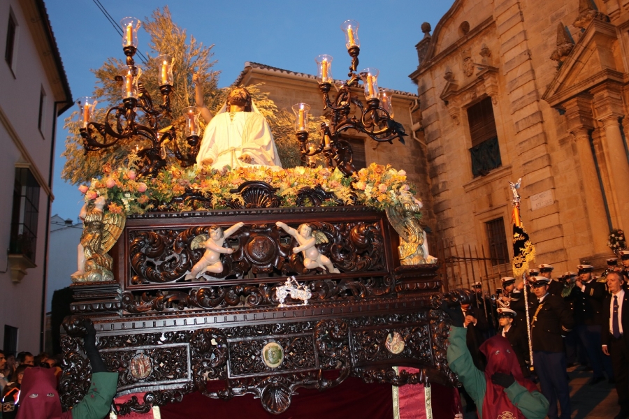 El paso del Cristo a su salida de la Iglesia de Santa Cecilia