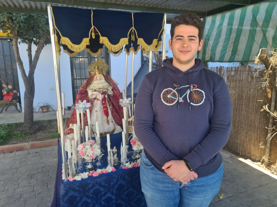 Urbano Muñoz junto al paso de palio de su Virgen, la Virgen de la Inmaculada.