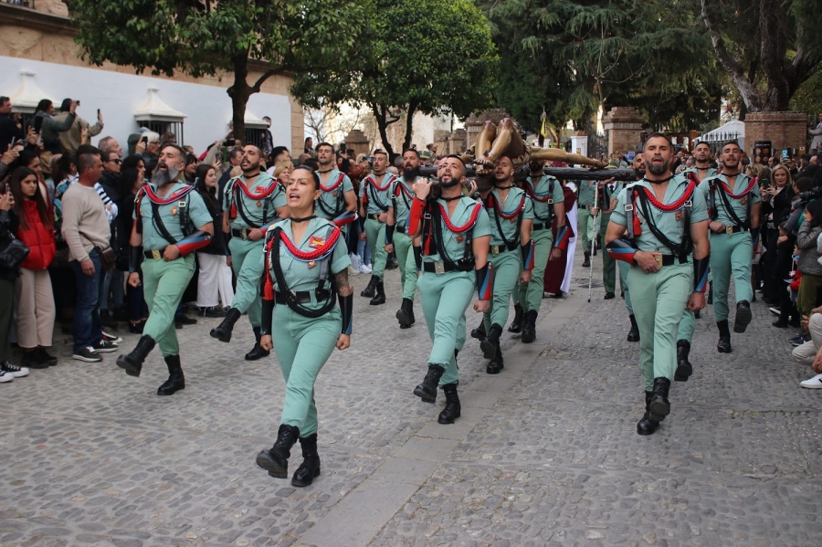 El Cristo de la Buena Muerte portada a hombros de caballeros legionarios