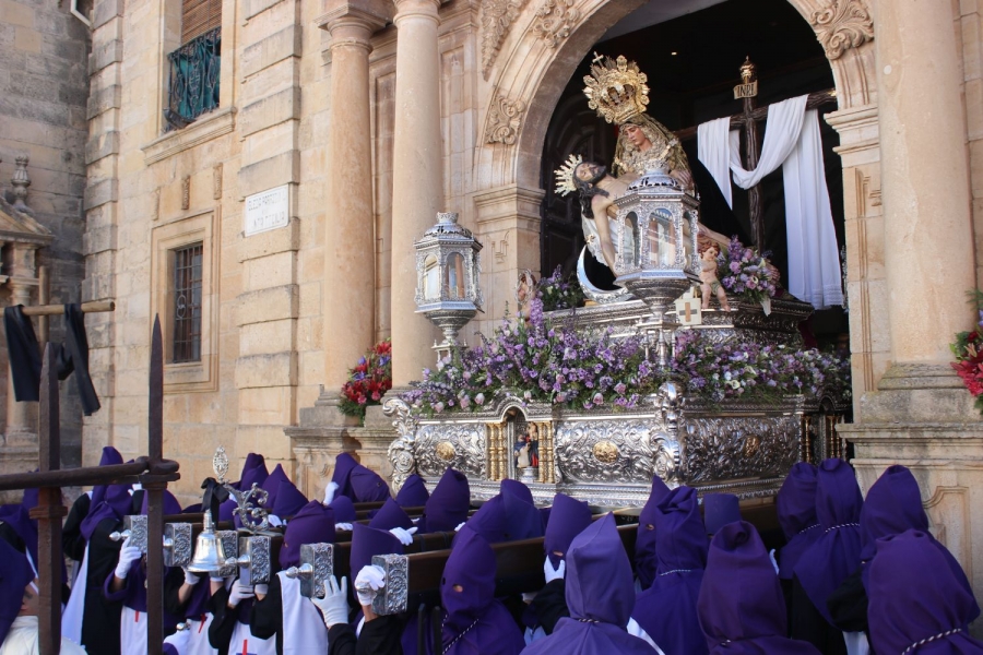 El trono de Nuestra Señora de las Angustias, saliendo de Santa Cecilia.