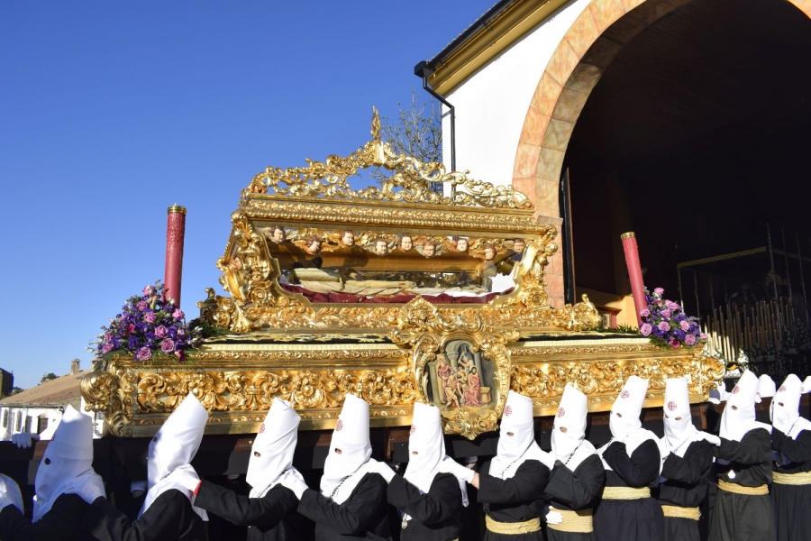 El trono del Cristo Yacente tras salida de la Casa Hermandad del Santo Entierro.