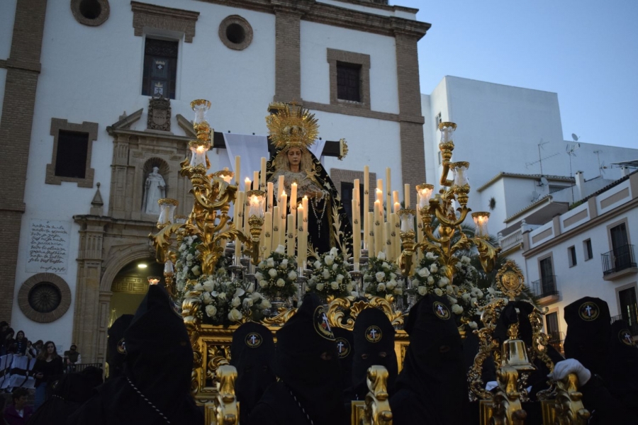 María Santísima en la Soledad, tras bajar la escalinata de la Merced.