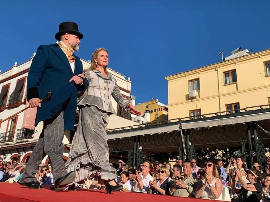 Una pareja ataviada conforme a la época, desfilando en la pasarela, que se situó junto a la plaza de toros.