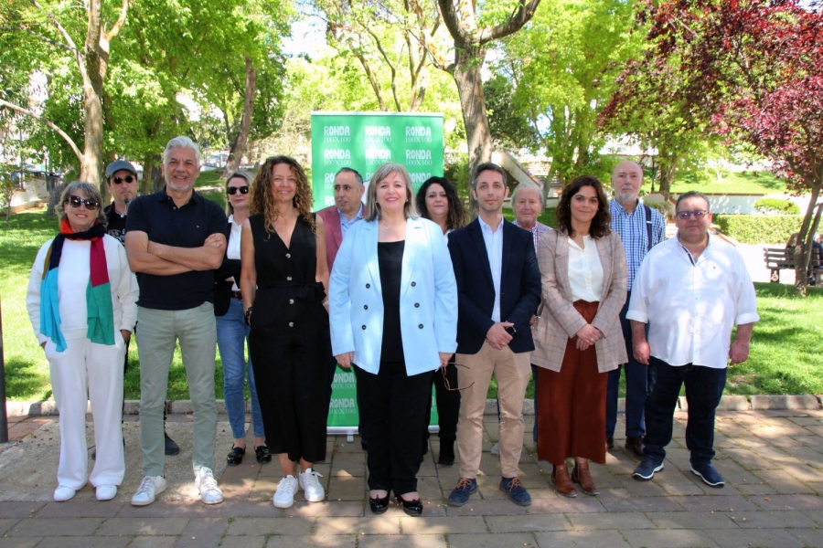 Barriga, en el centro, con la mayoría de los integrantes de su candidatura en la barriada de San Rafael.