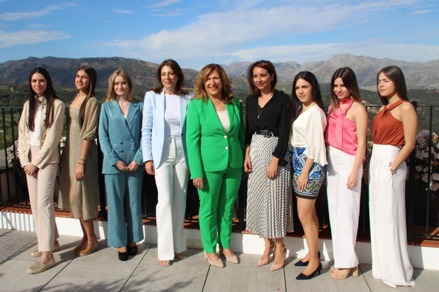 Las Damas Goyescas y la Presidenta, junto a la alcaldesa y la delegada de Fiestas en el Hotel Catalonia Ronda