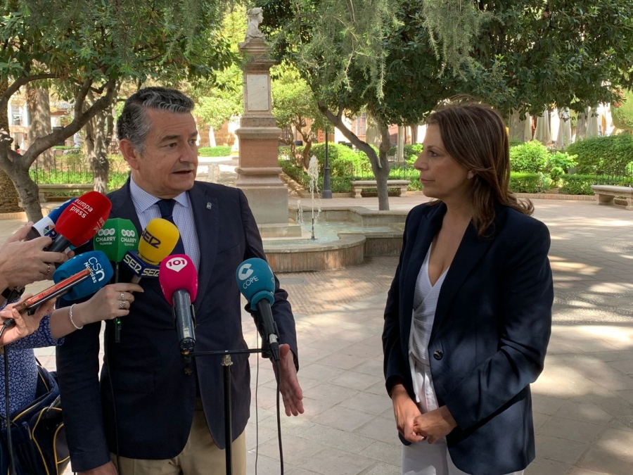 Antonio Sanz y María de la Paz Fernández, este miércoles frente al Ayuntamiento.