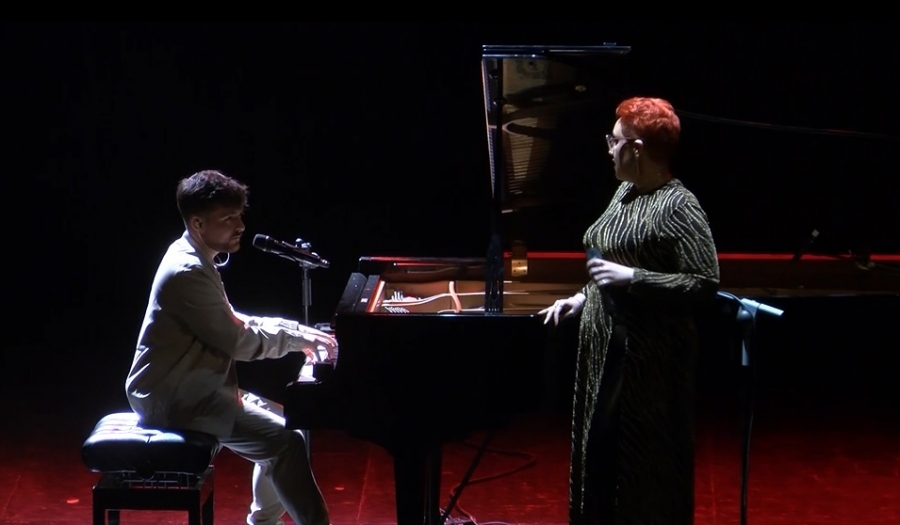 Nazario Guerrero, al piano, junto a Martha Pérez