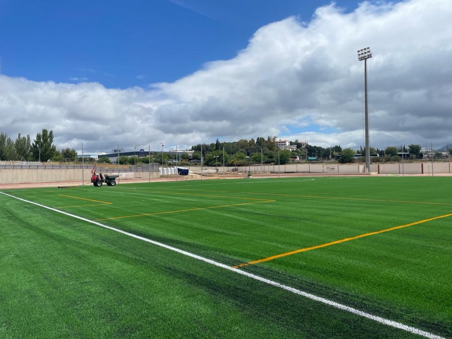 Así queda el nuevo césped artificial que se ha instalado en este campo.