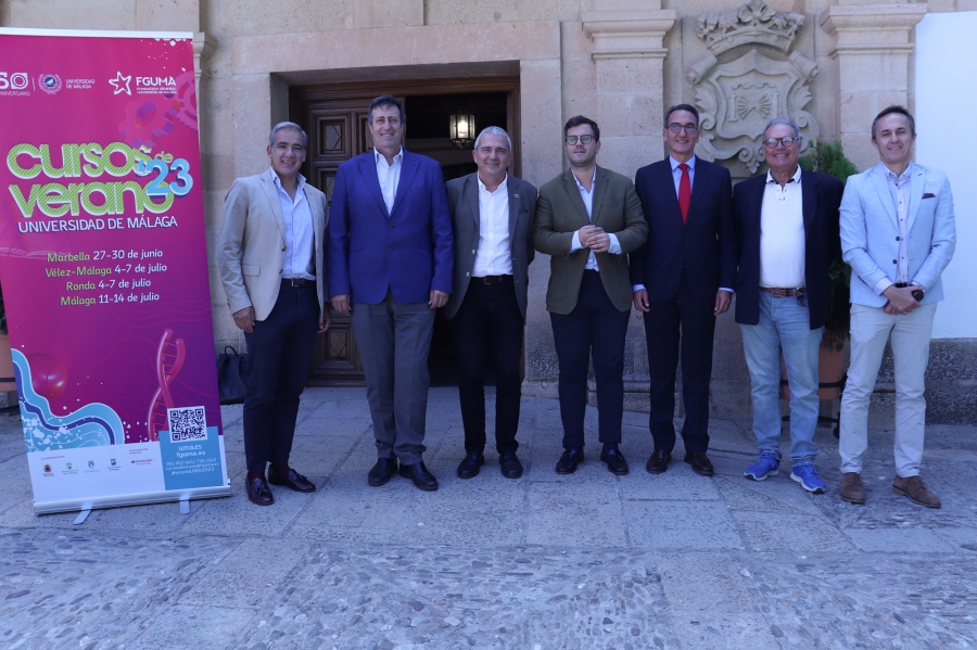 Foto de familia en la presentación de los Cursos de Verano de la UMA 2023 en Ronda.