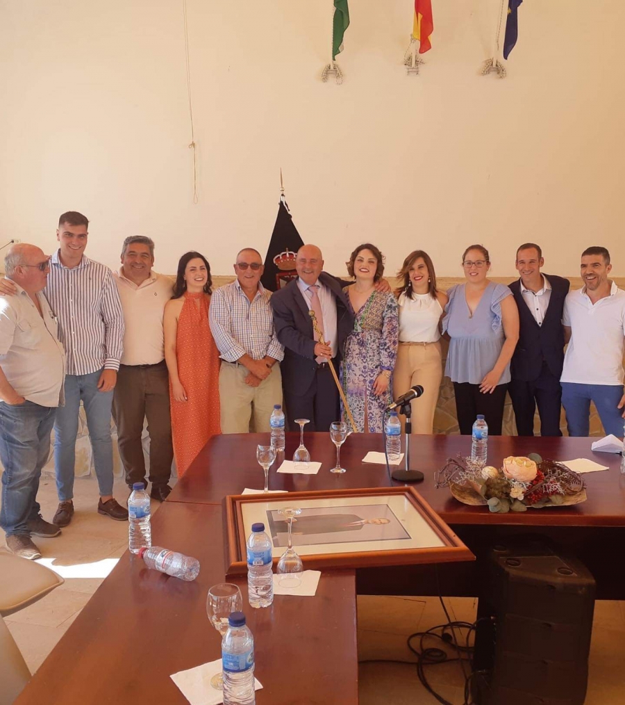 Becerra, con la vara de mando del Ayuntamiento de Benaoján, tras ser investido este sábado alcalde.