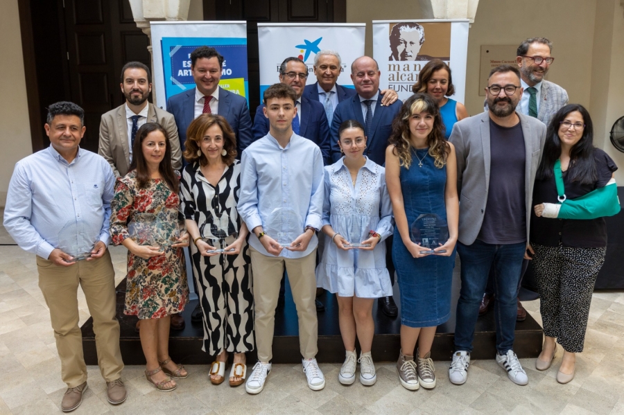 Foto de familia de los premiados en la VII edición del concurso