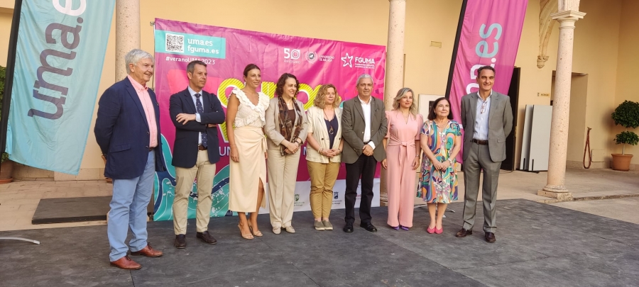 Foto de familia en el acto de inicio de los cursos