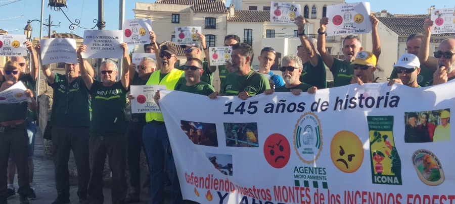 Un momento de la protesta este jueves en el exterior del Convento de Santo Domingo.