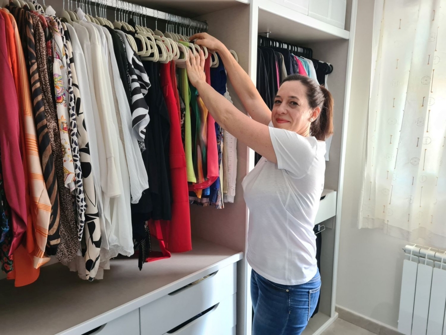 María del Carmen Martínez, en el vestidor que ha organizado al ser contratada por una clienta.