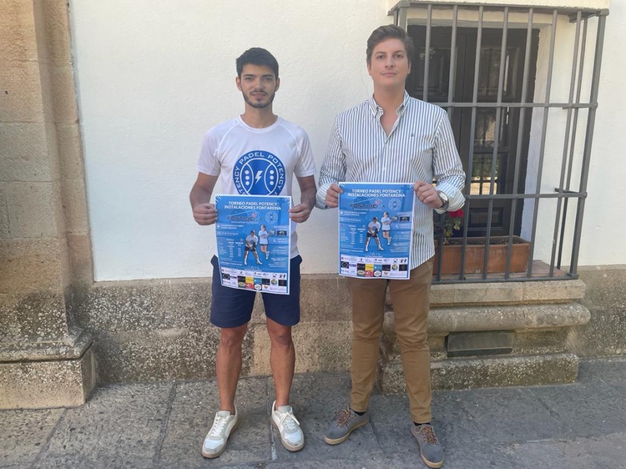 Alberto Carrasco, representante de Padel Potency, junto a Jorge Fernández, delegado de Juventud