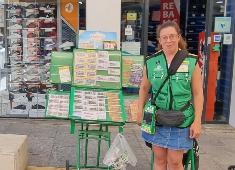 Isa Márquez, natural de Benalauría, vende habitualmente en Carrera Espinel, número 41.