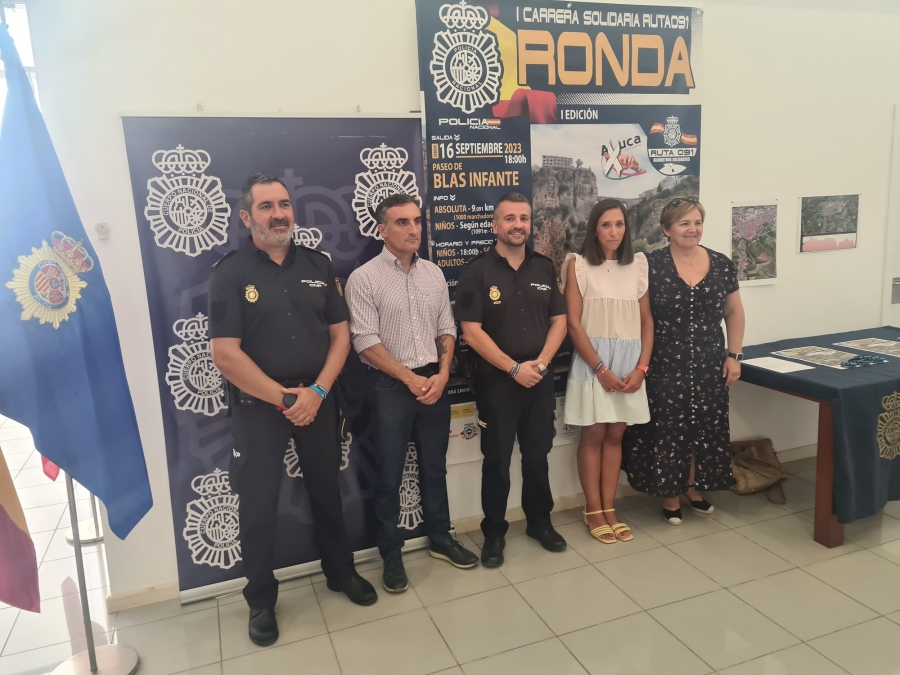 Al acto de presentación han asistido el jefe de la Comisaría Local, Francisco Javier Cuéllar; el concejal de Deportes, Bernardo Crespo, y representantes de AYUCA