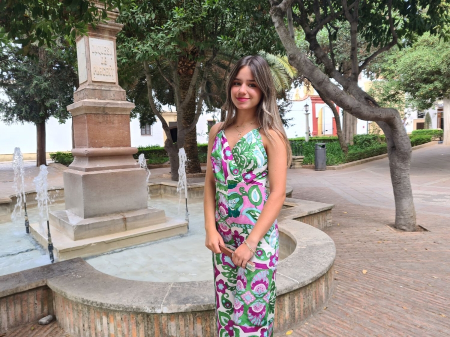 Julia Mesa posa para esta entrevista de Canal Charry en la plaza Duquesa de Parcent.