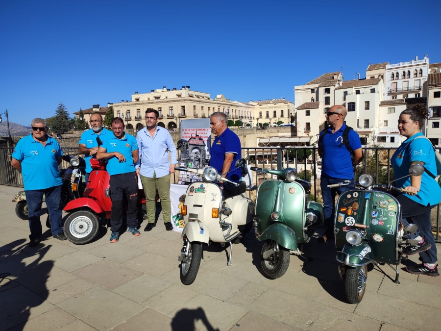 Miembros del colectivo rondeño junto al concejal de Turismo han presentado el evento en el Mirador de Aldehuela.