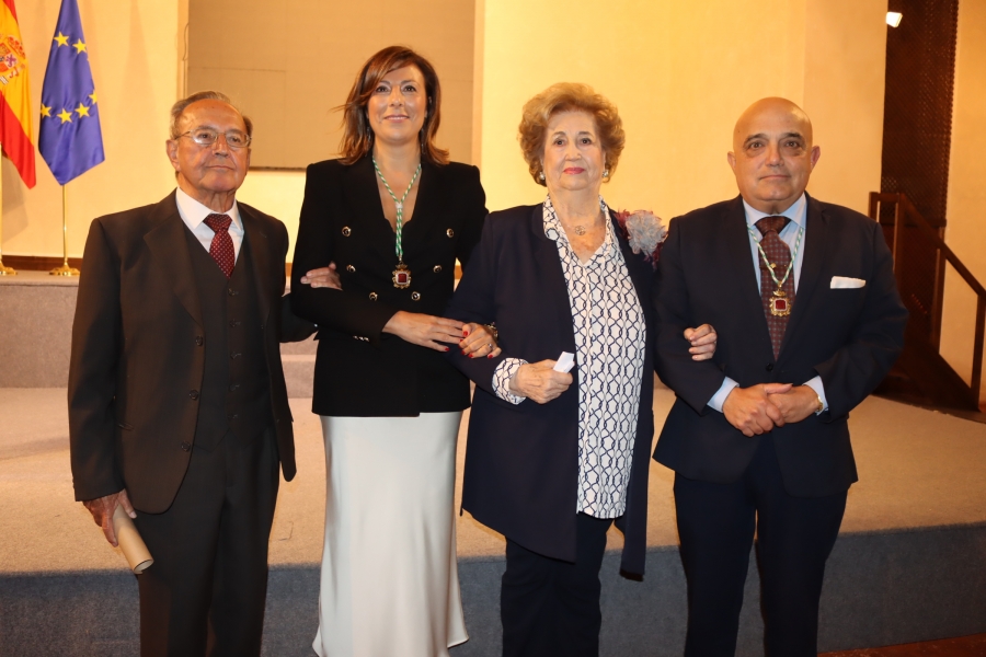 De izquierda a derecha: Joaquín Hita; la alcaldesa, María de la Paz Fernández; Pepita Gamero y el teniente de alcalde, Jesús Vázquez