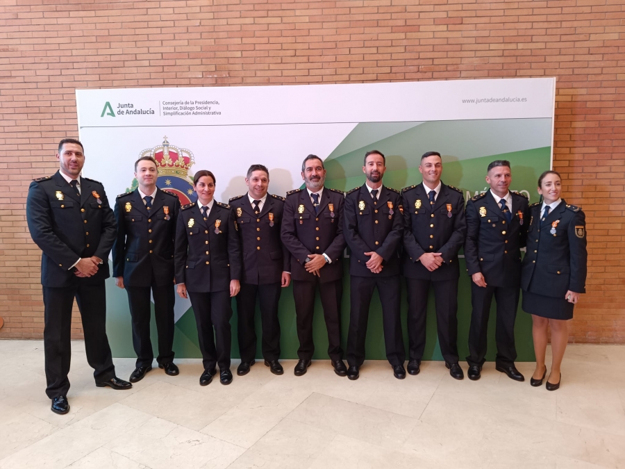 Los agentes que han recibido estas Medallas, en el acto que ha tenido lugar Sevilla.