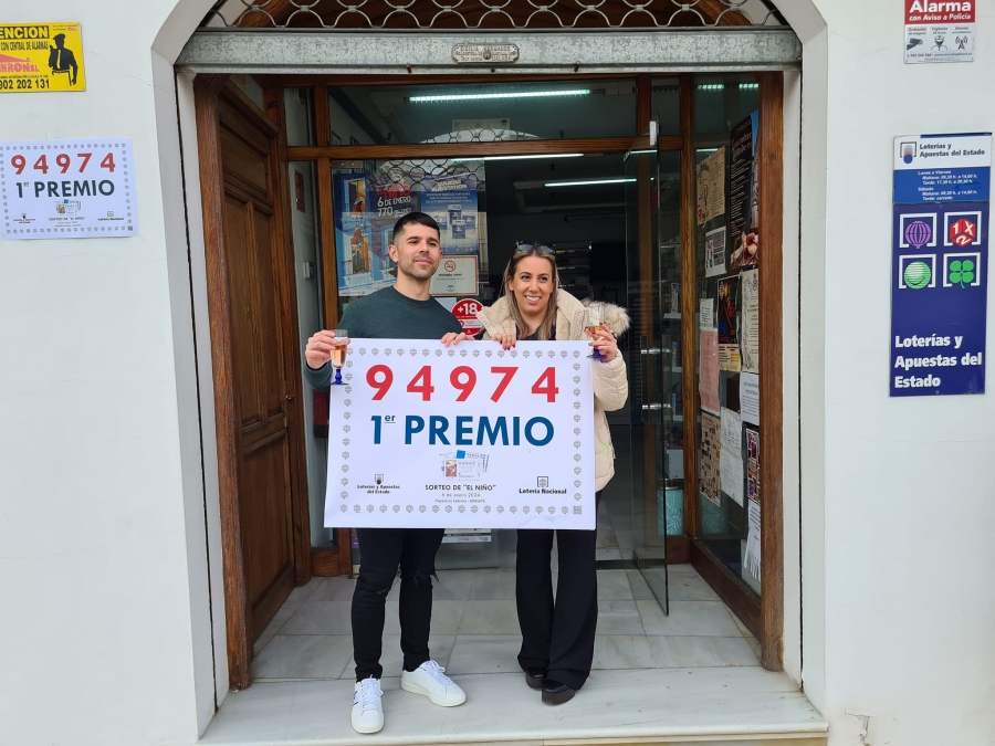 Los responsables del establecimiento arriateño celebran el primer premio.