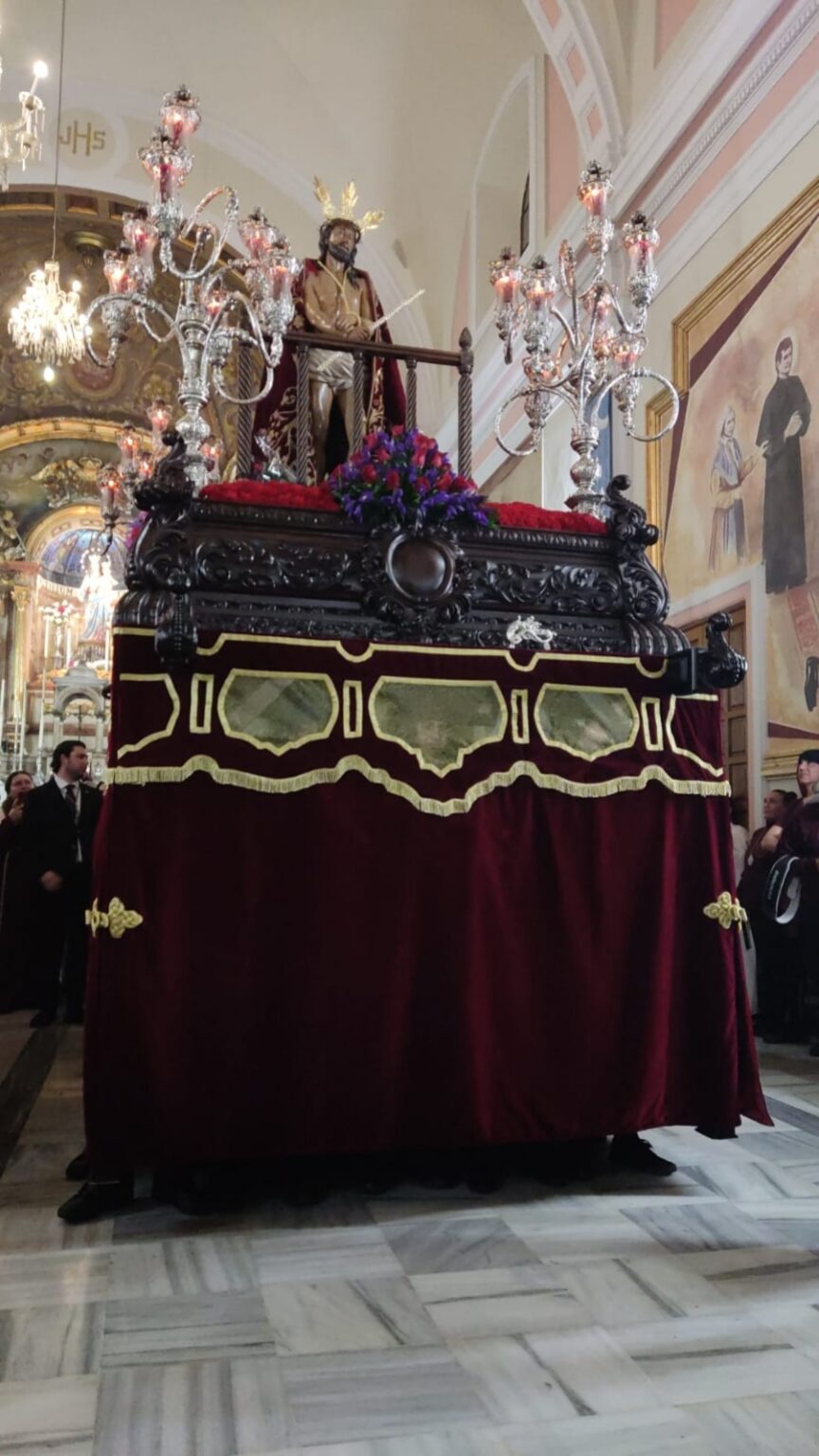 El Señor de la Escala fue mecido en el interior de María Auxiliadora, por primera vez, con costaleros.