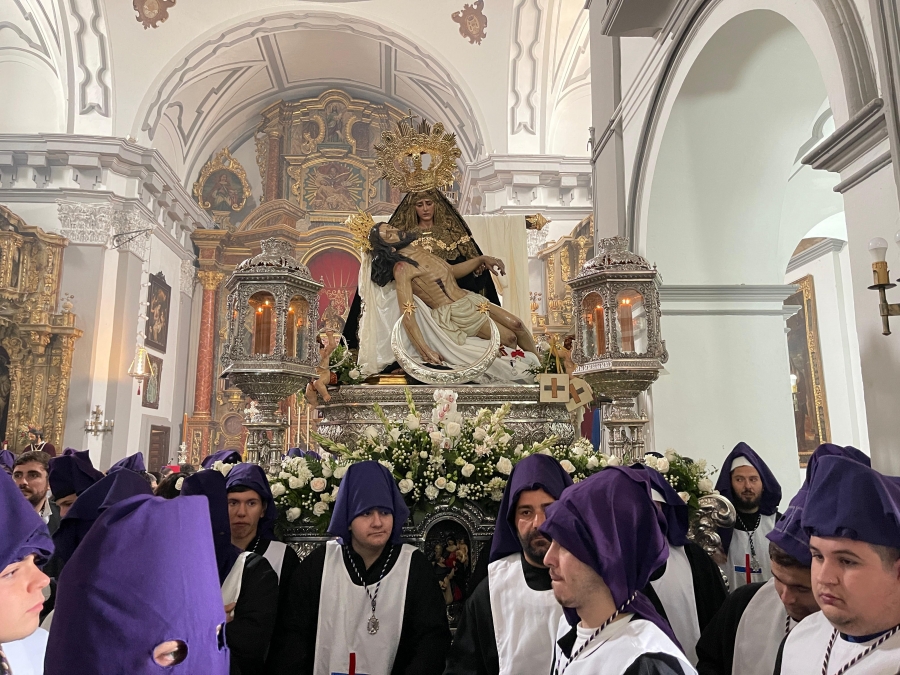 La Virgen de las Angustias, en su trono, se quedó encerrada por el mal tiempo.