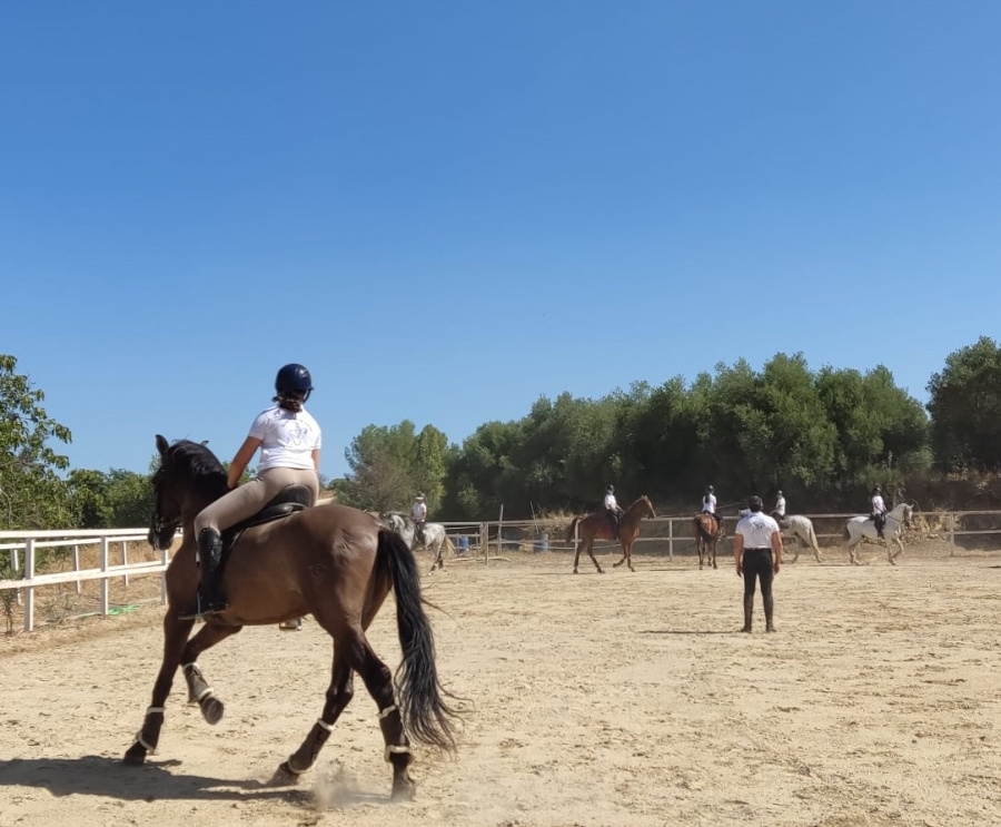 Los alumnos entrenando en una de las pistas del club
