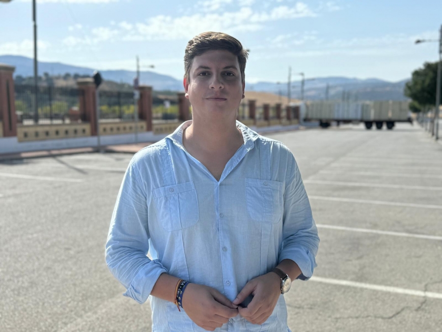 Fernández en el aparcamiento del recinto ferial