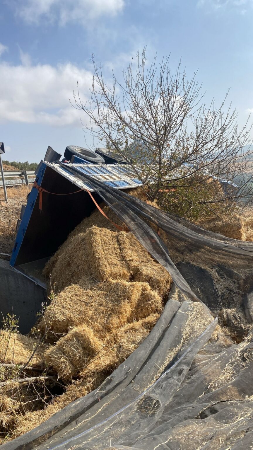 El vehículo ha quedado volcado fuera del arcén