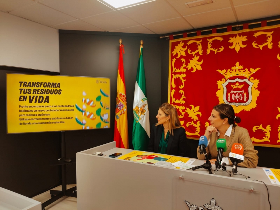 La alcaldesa de Ronda, María de la Paz Fernández, junto a la delegada responsable de SOLIARSA, María del Carmen Martínez