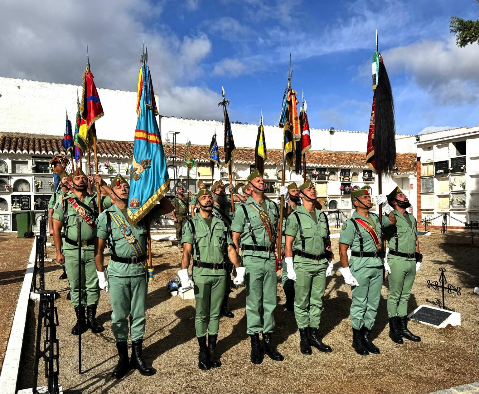 Guiones y banderines de las unidades de Ronda, durante el acto celebrado esta mañana en el patio 2 del cementerio