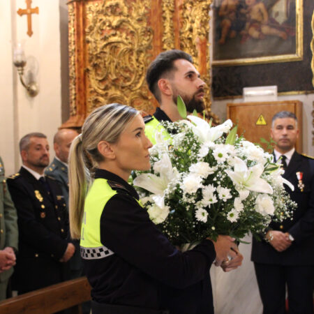 Se ha realizado una ofrenda a los agentes caídos tras la Santa Misa.